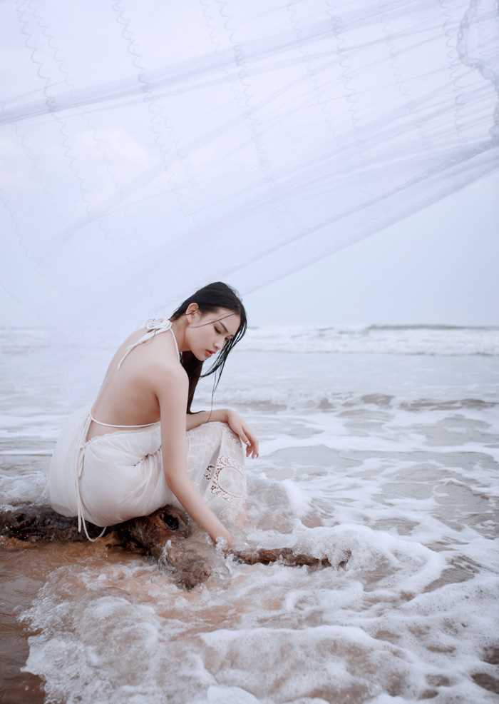 精选海边的露背长裙少女寂寥倩影图册