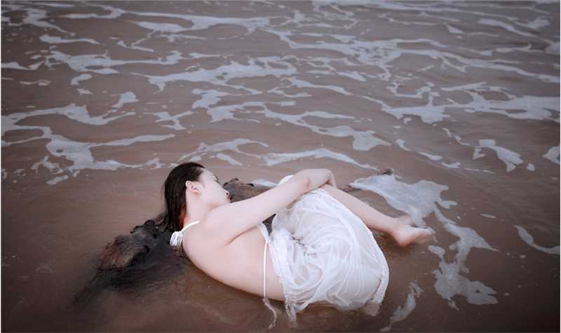 精选海边的露背长裙少女寂寥倩影图册