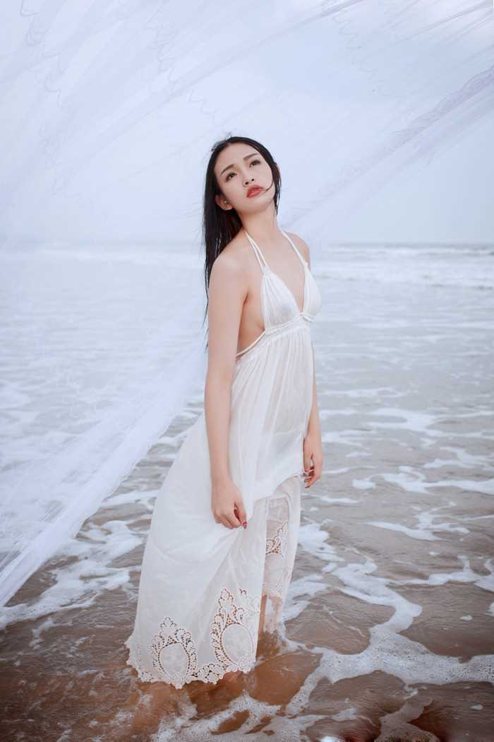 精选海边的露背长裙少女寂寥倩影图册