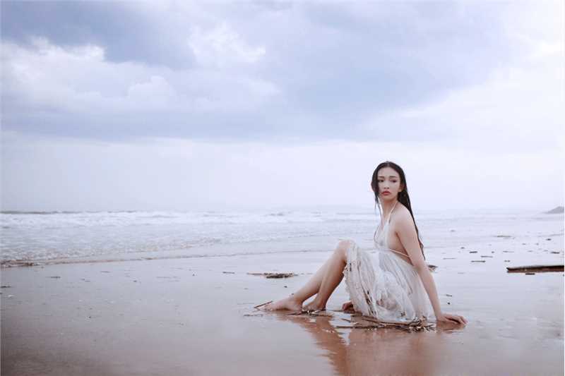 精选海边的露背长裙少女寂寥倩影图册