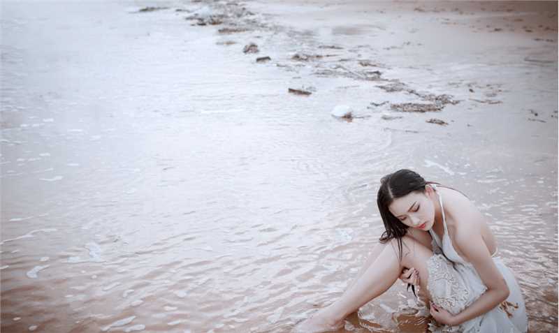 精选海边的露背长裙少女寂寥倩影图册