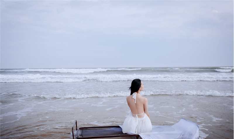 精选海边的露背长裙少女寂寥倩影图册