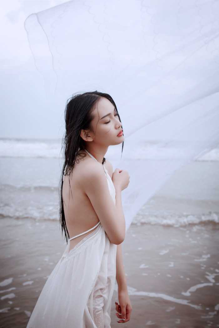 精选海边的露背长裙少女寂寥倩影图册