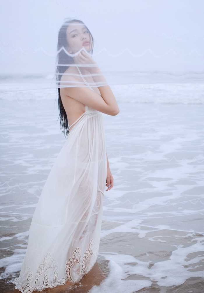 精选海边的露背长裙少女寂寥倩影图册