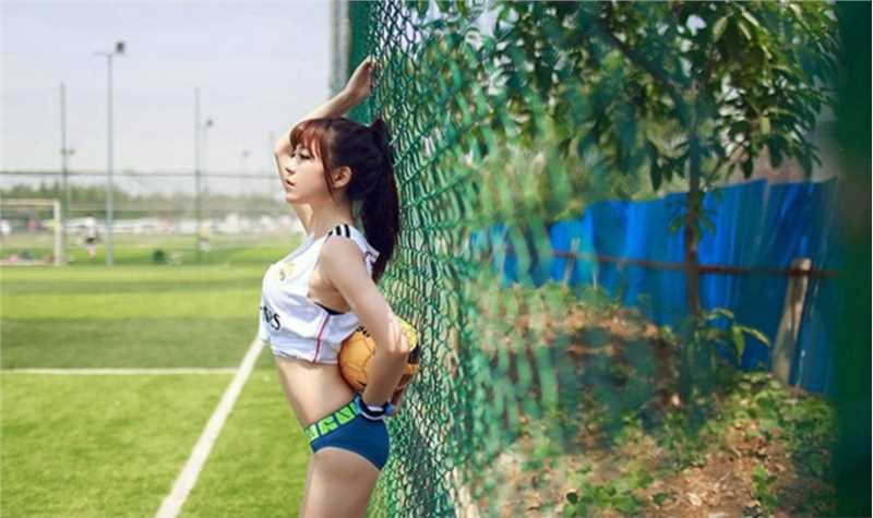 精选足球宝贝清纯妹子性感诱人户外大胆露小蛮腰大长腿图册