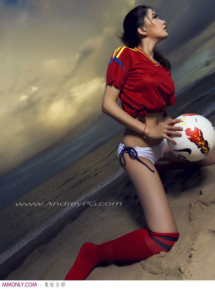 精选足球宝贝万曦媛沙滩性感图册