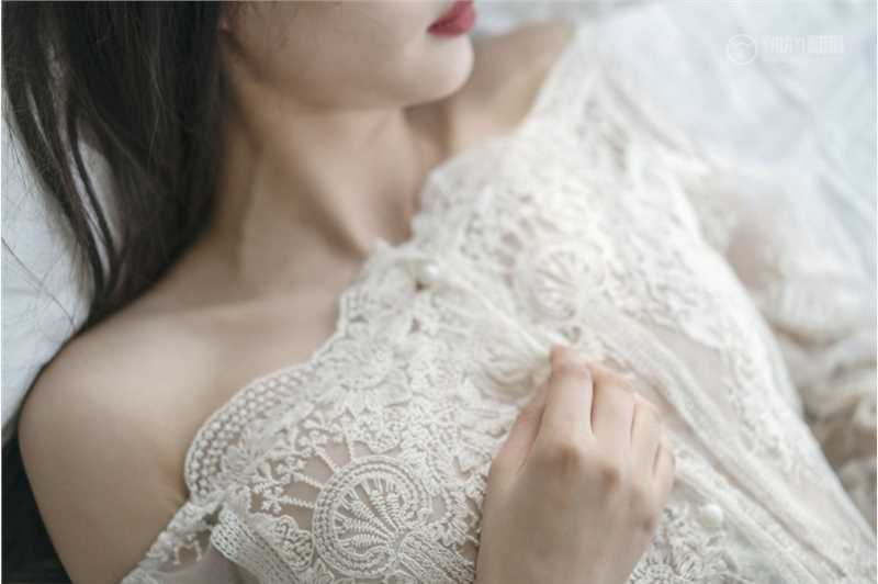 最全迷人小妖精透明蕾丝床上千娇百媚性感写真壁纸