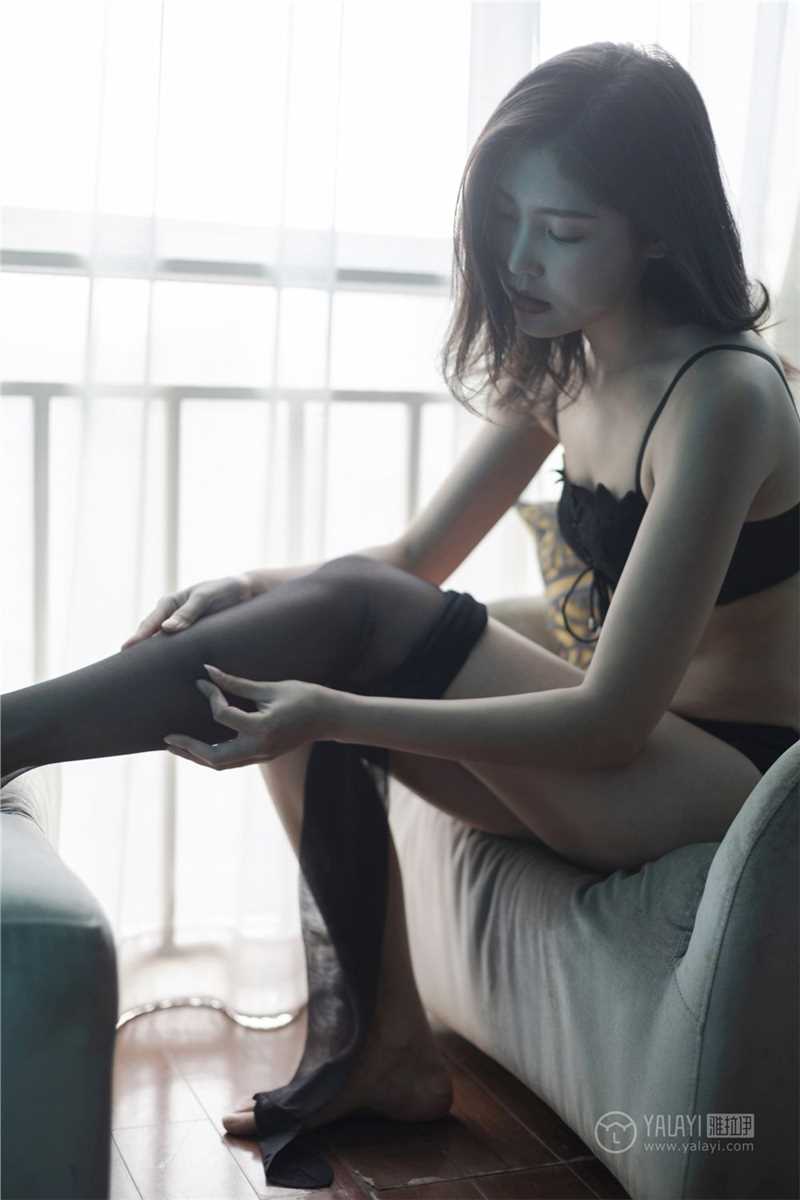 女神美女老师黑色性感内衣办公室脱她的袜子露美脚图片