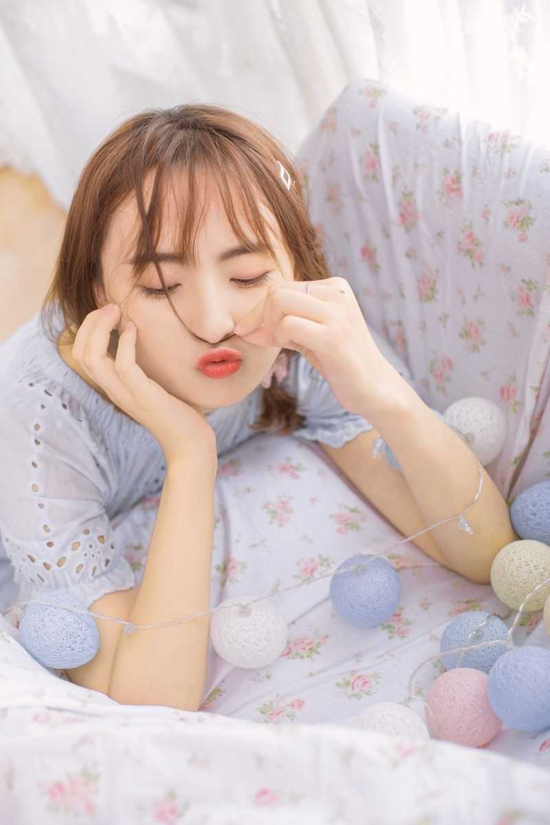 00后嫩模半露香肩性感锁骨青涩人体艺术图片