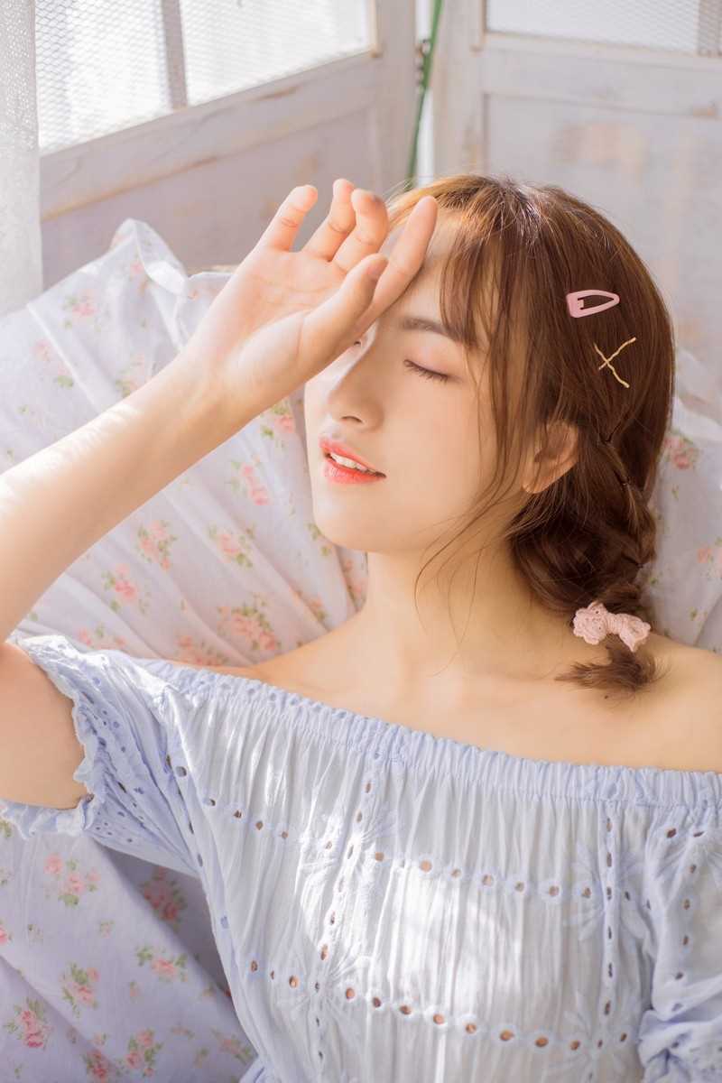 00后嫩模半露香肩性感锁骨青涩人体艺术图片