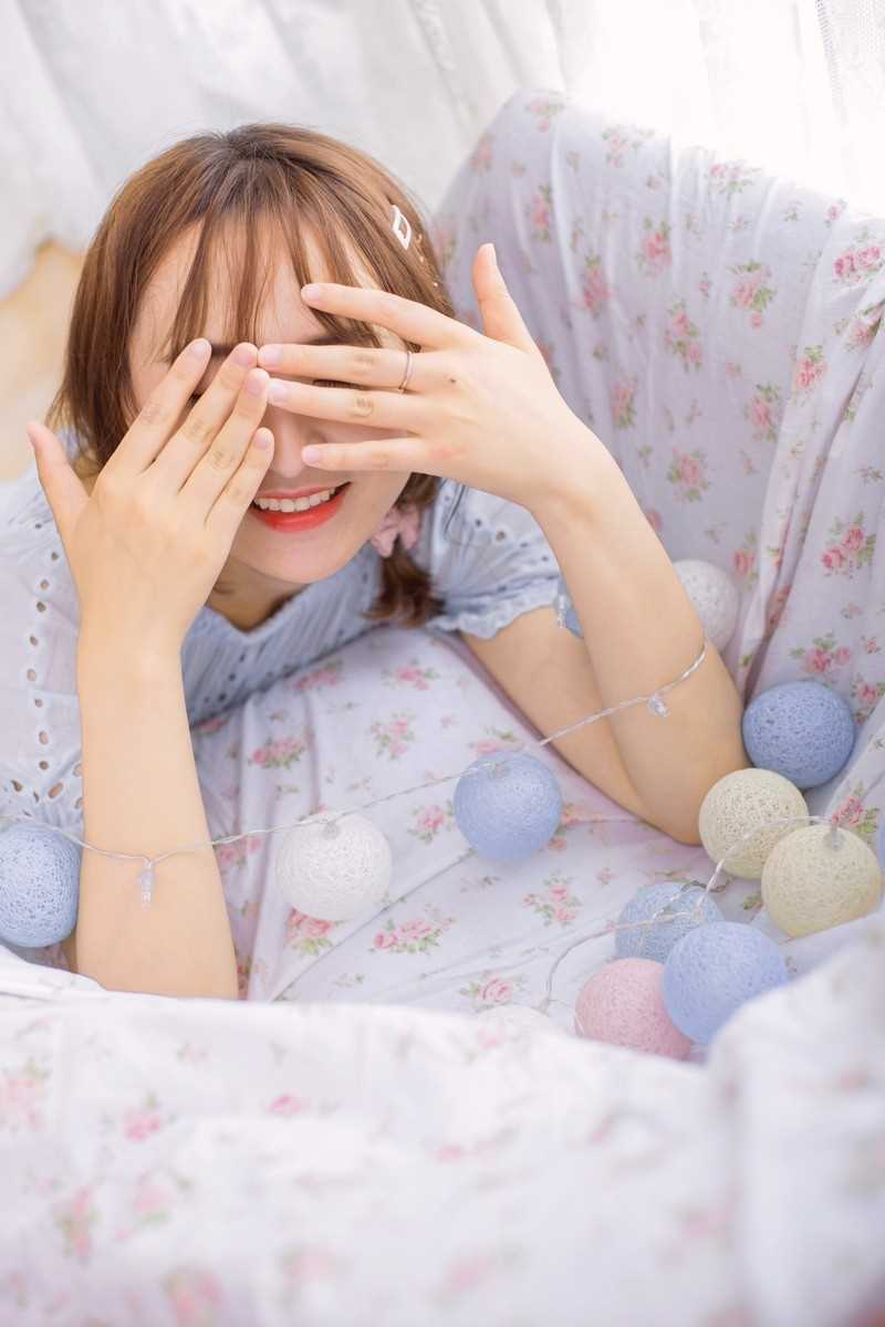 00后嫩模半露香肩性感锁骨青涩人体艺术图片