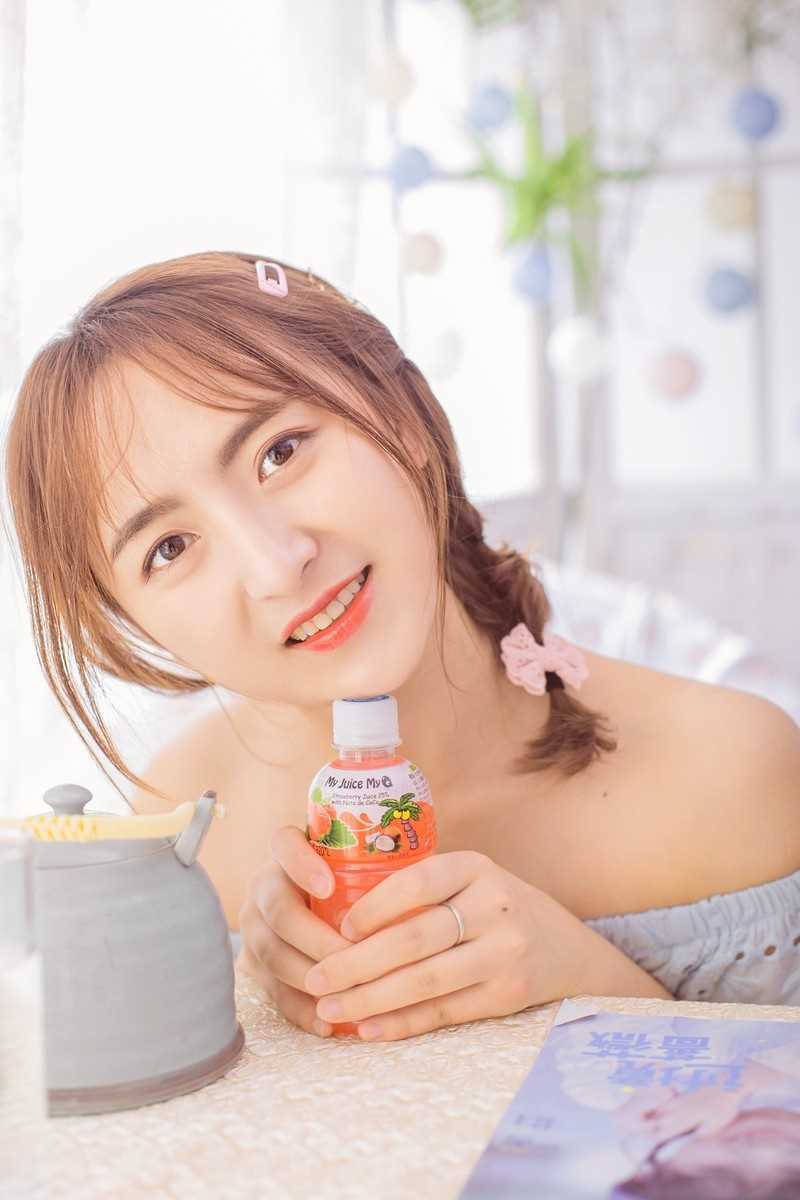 00后嫩模半露香肩性感锁骨青涩人体艺术图片