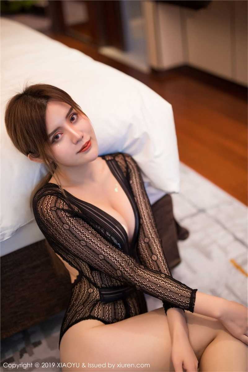 性感臀部美女打开双腿让老男人玩性开放床边蕾丝袜惑