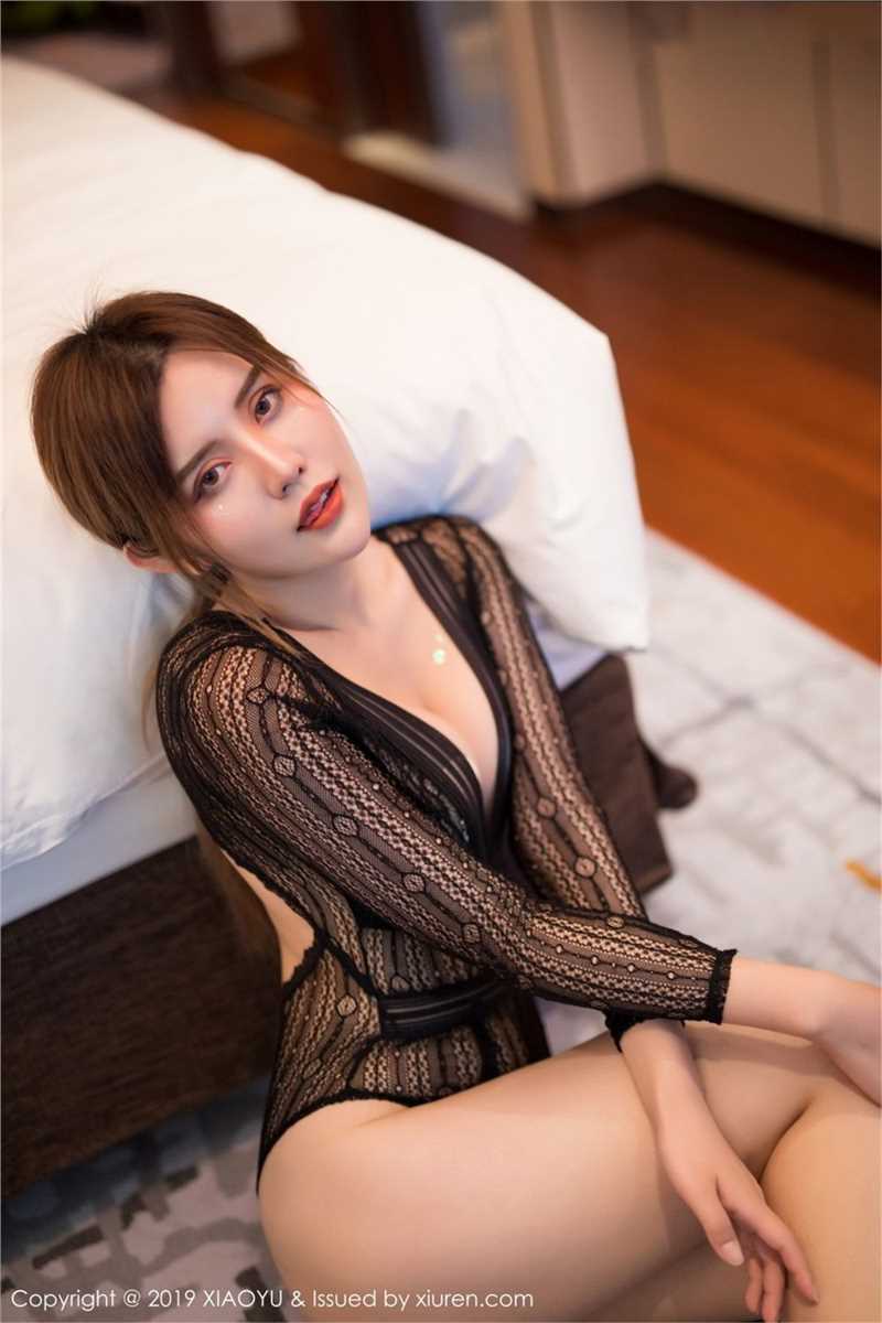 性感臀部美女打开双腿让老男人玩性开放床边蕾丝袜惑