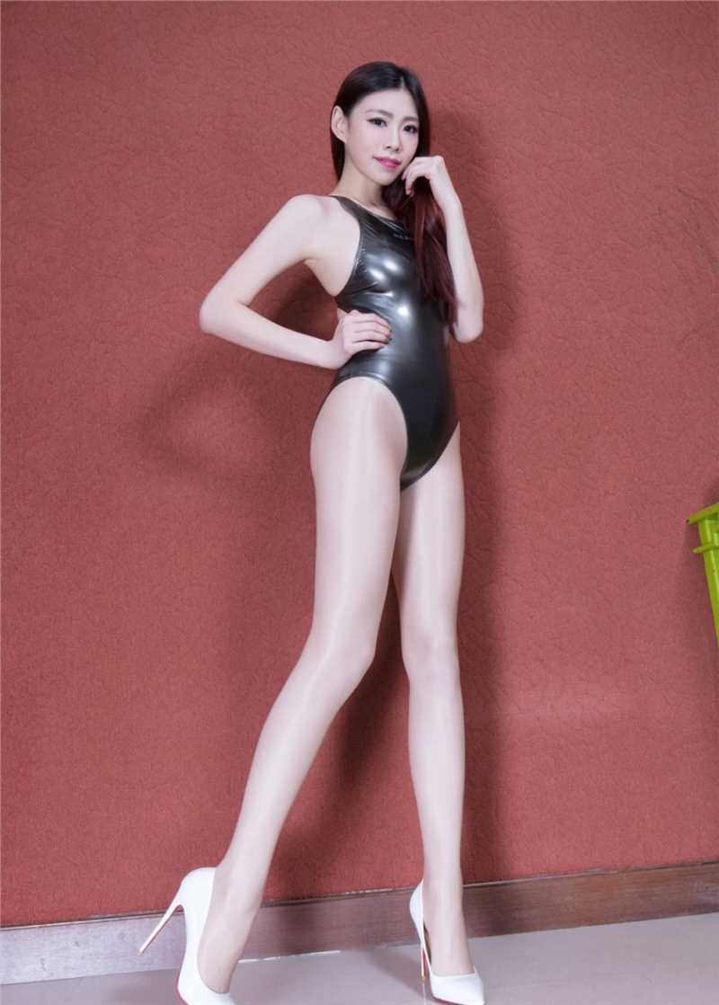 精选极品长腿美女连体衣肉丝美腿对着镜子揉双腿张开性感写真图册