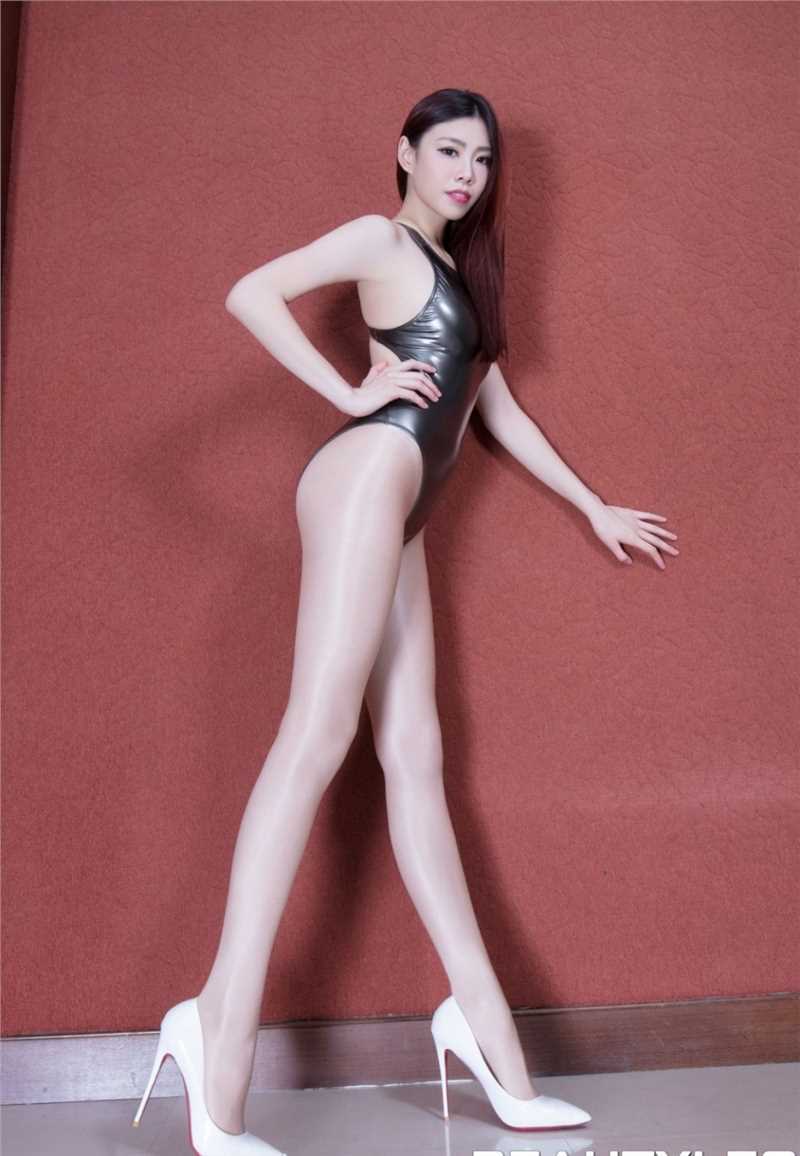 精选极品长腿美女连体衣肉丝美腿对着镜子揉双腿张开性感写真图册