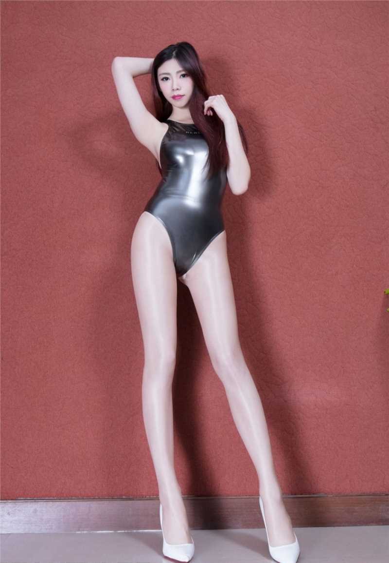 精选极品长腿美女连体衣肉丝美腿对着镜子揉双腿张开性感写真图册