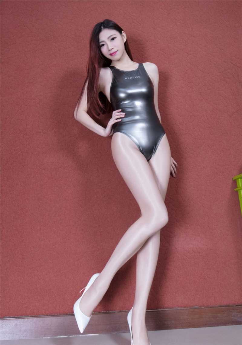 精选极品长腿美女连体衣肉丝美腿对着镜子揉双腿张开性感写真图册