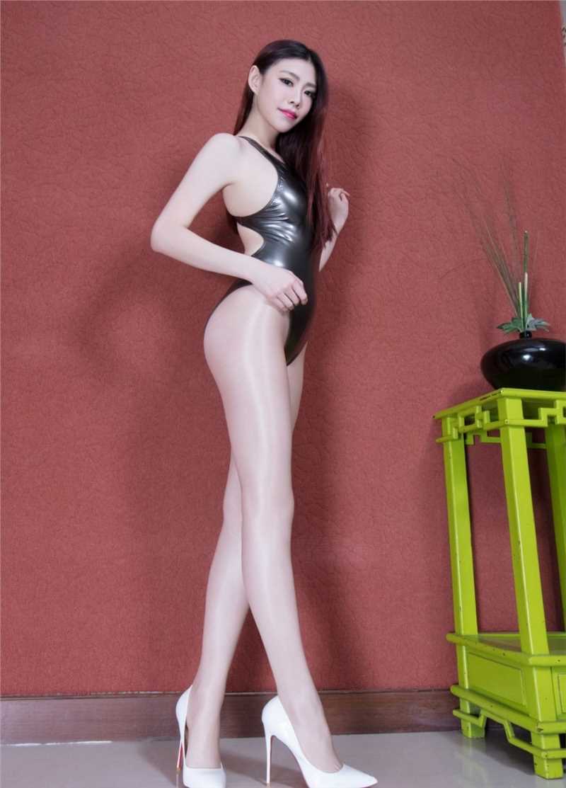 精选极品长腿美女连体衣肉丝美腿对着镜子揉双腿张开性感写真图册