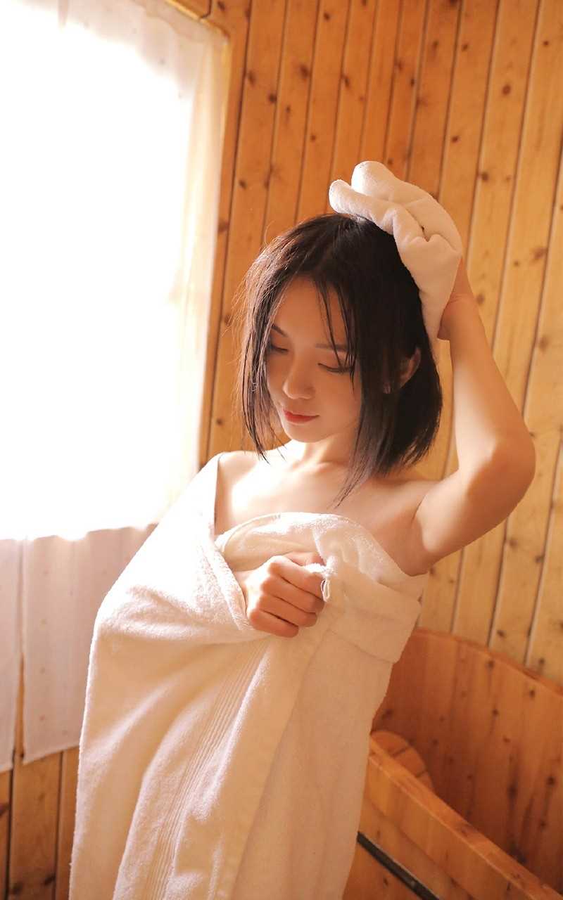 洗澡美女真空裹胸丰满漂亮雪肌性感撩人