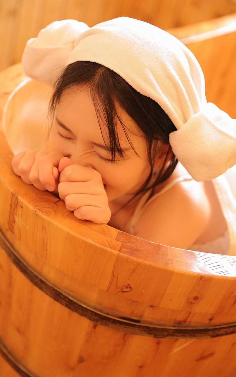 洗澡美女真空裹胸丰满漂亮雪肌性感撩人
