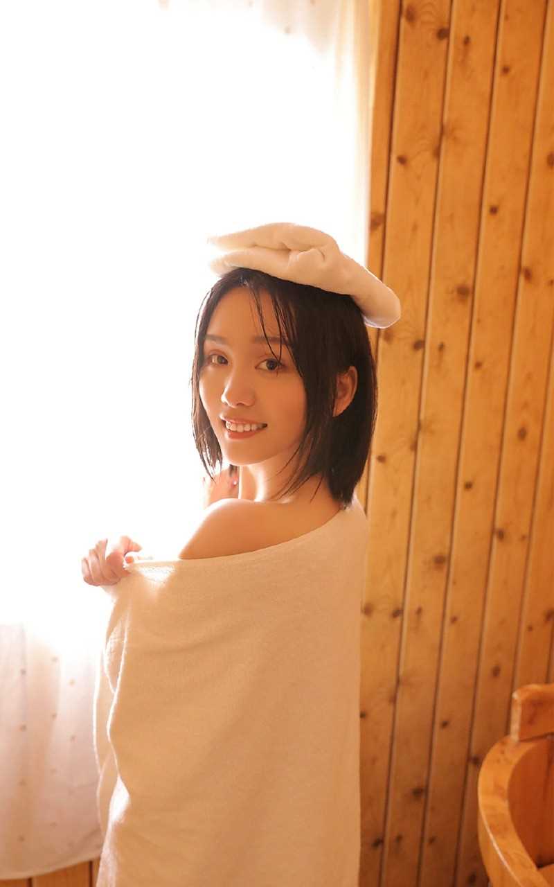 洗澡美女真空裹胸丰满漂亮雪肌性感撩人