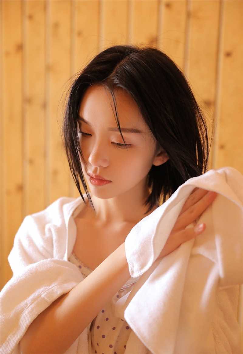 洗澡美女真空裹胸丰满漂亮雪肌性感撩人