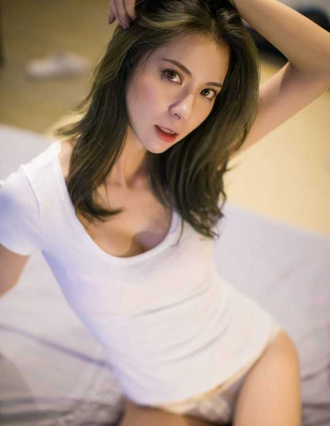 高清波涛mm大长腿翘臀弯腰看到内衣诱人肉体性感图集