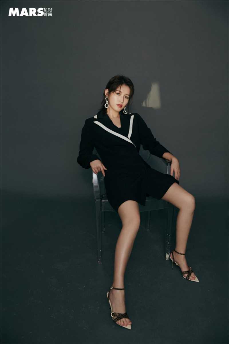 最新西装美女苏青淡雅脱俗氧气女神清纯养眼图片壁纸