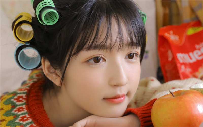 精选爱打扮的清纯童颜美少女居家氧气可爱圆脸图片图册