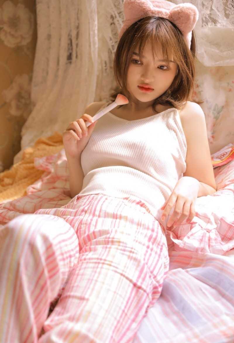 大眼软妹子白皙吊带美丽清纯女生照片