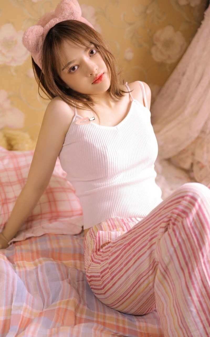 大眼软妹子白皙吊带美丽清纯女生照片