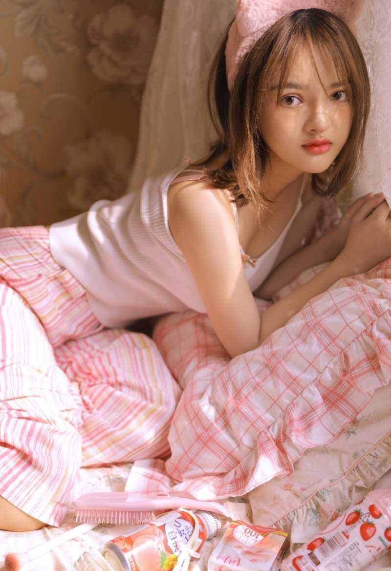大眼软妹子白皙吊带美丽清纯女生照片