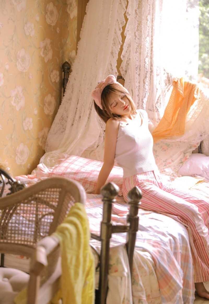 大眼软妹子白皙吊带美丽清纯女生照片