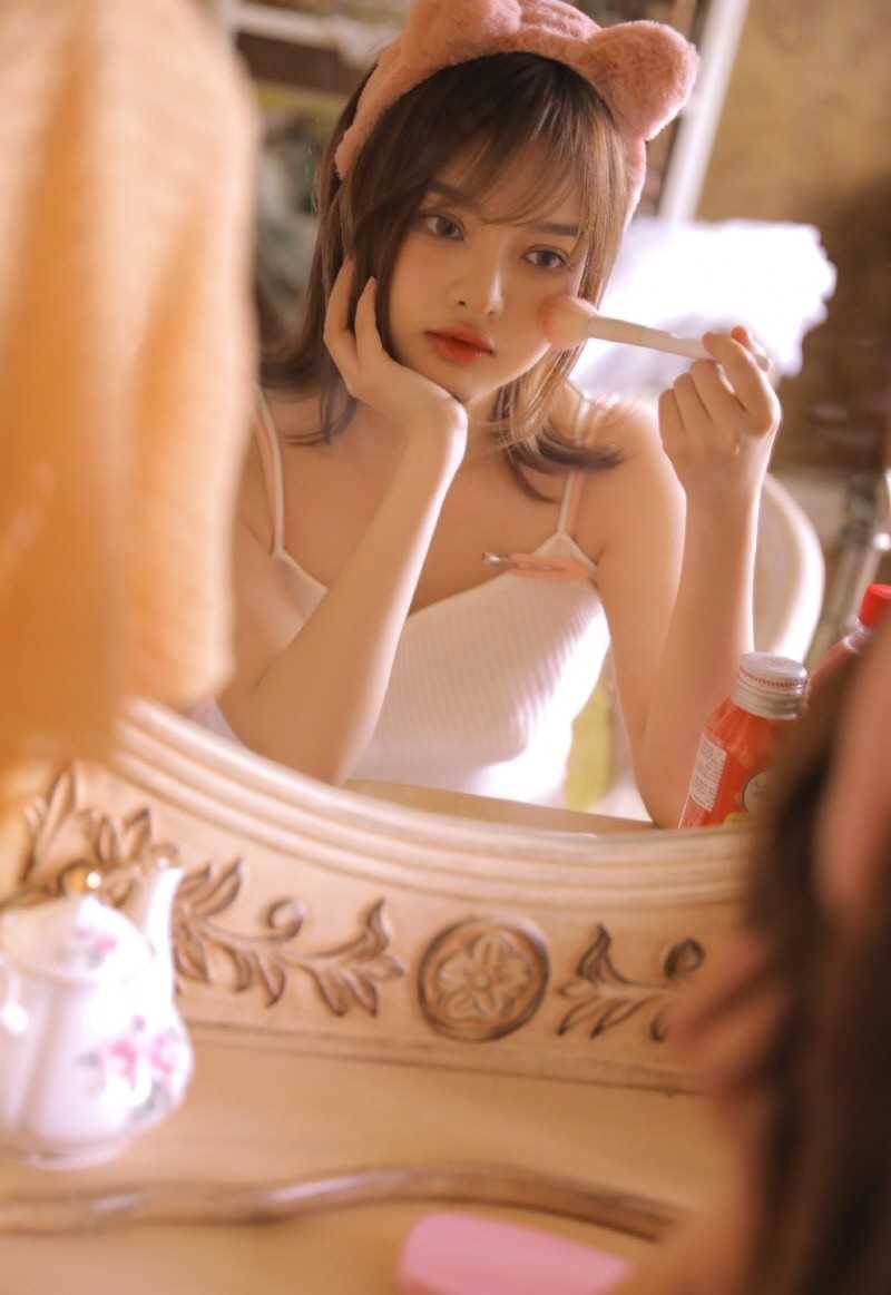 大眼软妹子白皙吊带美丽清纯女生照片