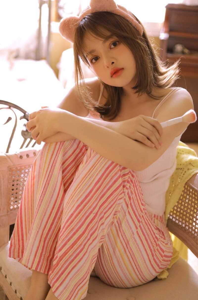 大眼软妹子白皙吊带美丽清纯女生照片
