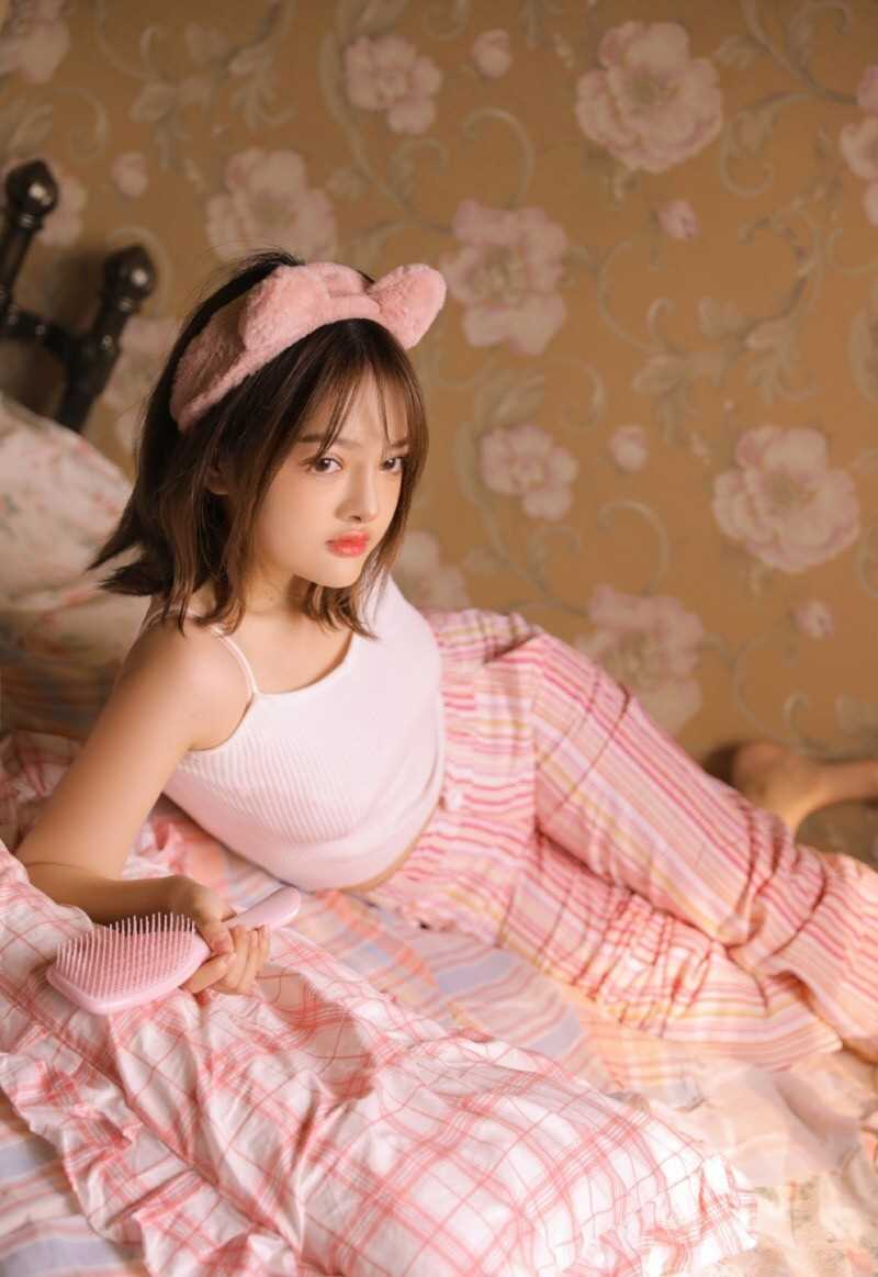 大眼软妹子白皙吊带美丽清纯女生照片