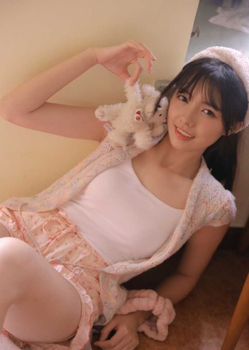 粉嫩白皙美女面容出水清纯丰满大腿热裤养眼福利写真