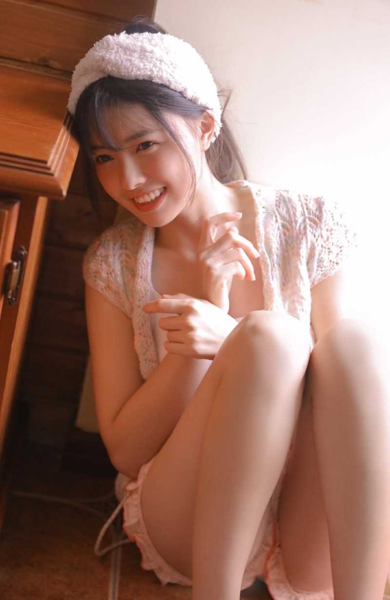粉嫩白皙美女面容出水清纯丰满大腿热裤养眼福利写真