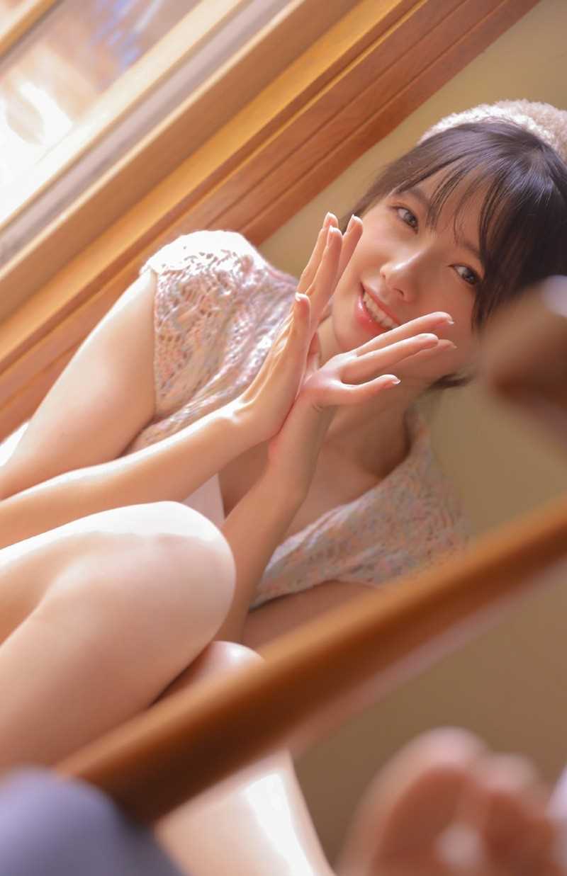 粉嫩白皙美女面容出水清纯丰满大腿热裤养眼福利写真