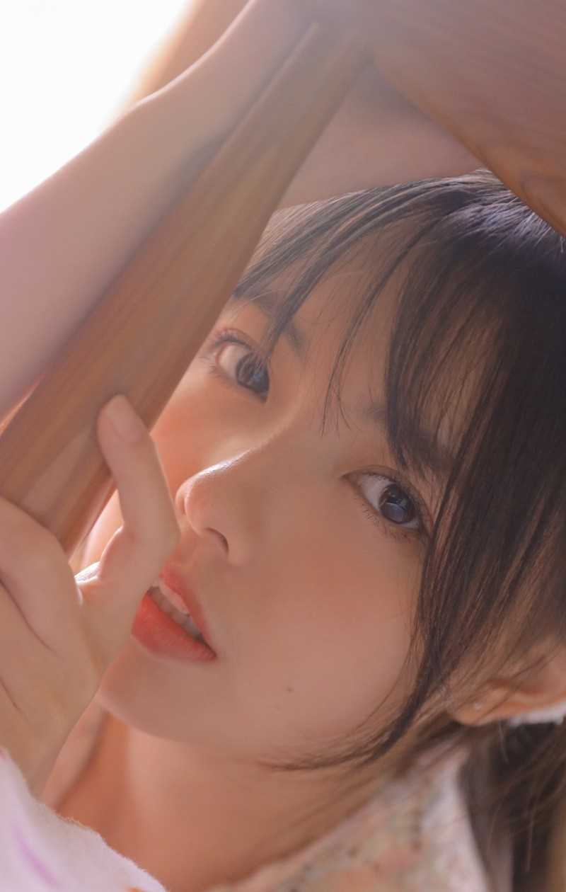 粉嫩白皙美女面容出水清纯丰满大腿热裤养眼福利写真