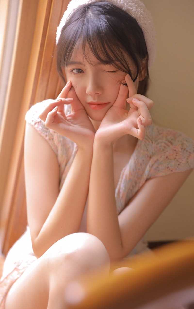 粉嫩白皙美女面容出水清纯丰满大腿热裤养眼福利写真