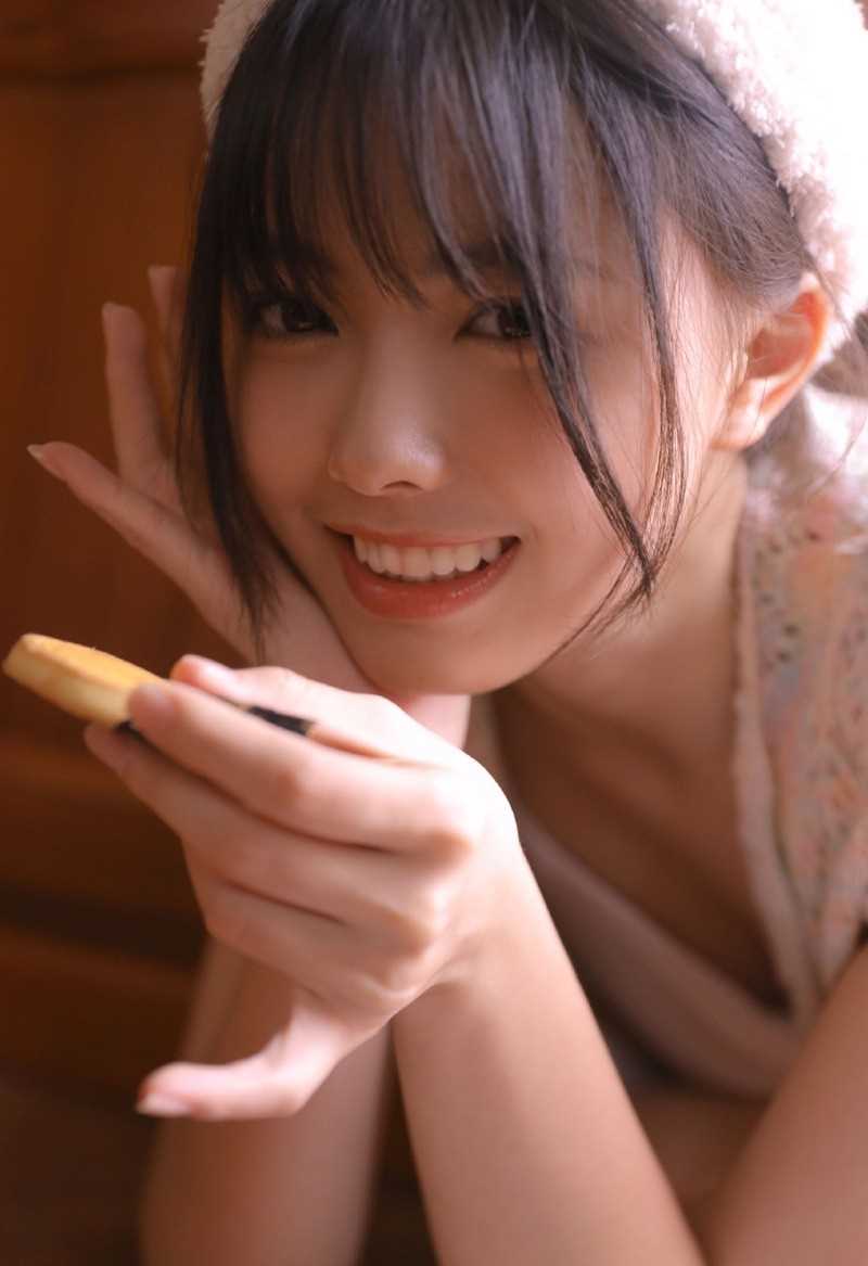 粉嫩白皙美女面容出水清纯丰满大腿热裤养眼福利写真