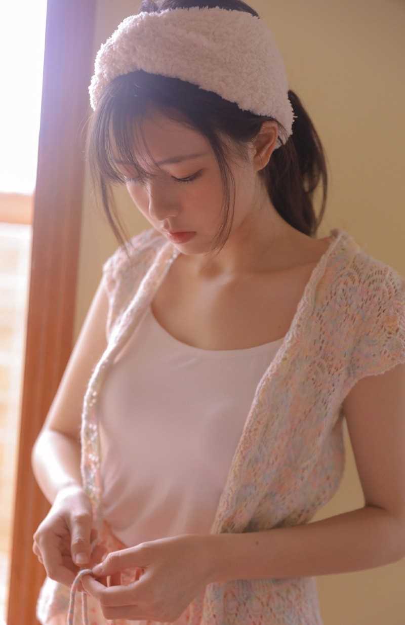 粉嫩白皙美女面容出水清纯丰满大腿热裤养眼福利写真