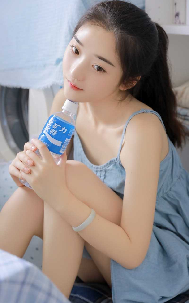 清纯萌妹子精致锁骨杏眼流波魅惑销魂美女照片