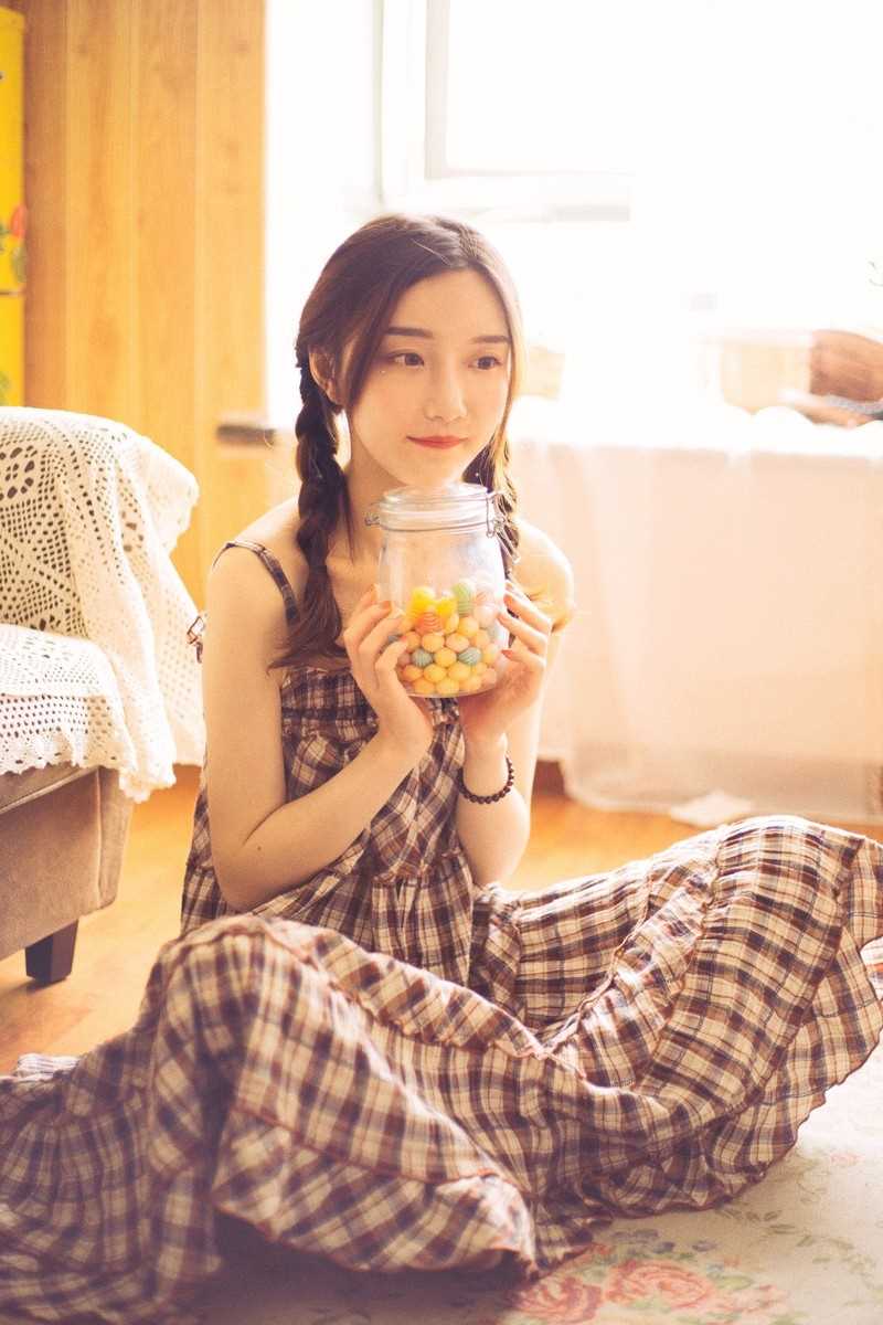 精选麻花辫美女文艺清纯可爱吊带格子裙淑女图册