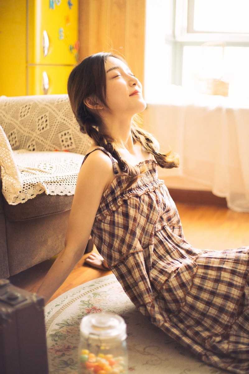 精选麻花辫美女文艺清纯可爱吊带格子裙淑女图册