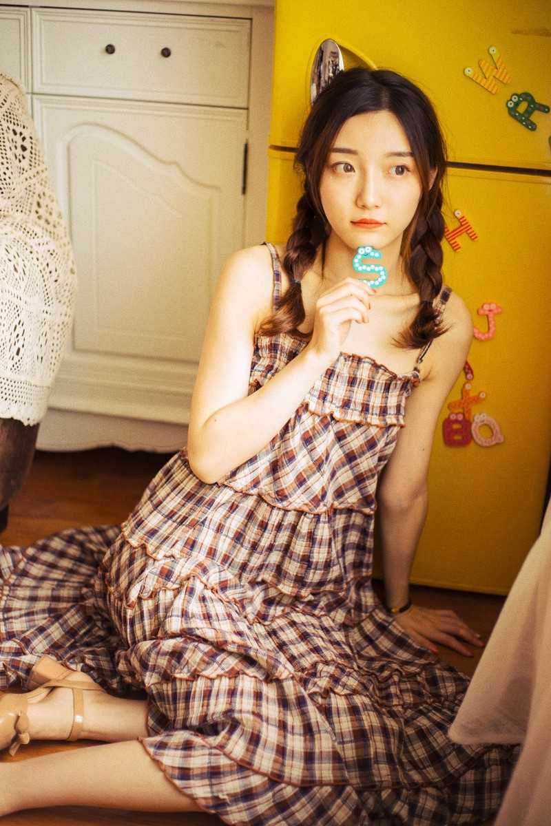 精选麻花辫美女文艺清纯可爱吊带格子裙淑女图册