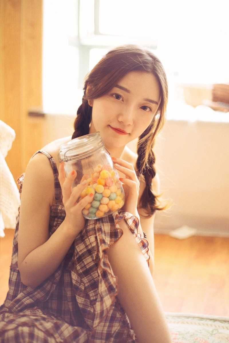 精选麻花辫美女文艺清纯可爱吊带格子裙淑女图册