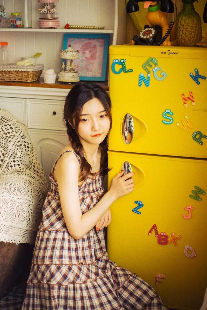 精选麻花辫美女文艺清纯可爱吊带格子裙淑女图册